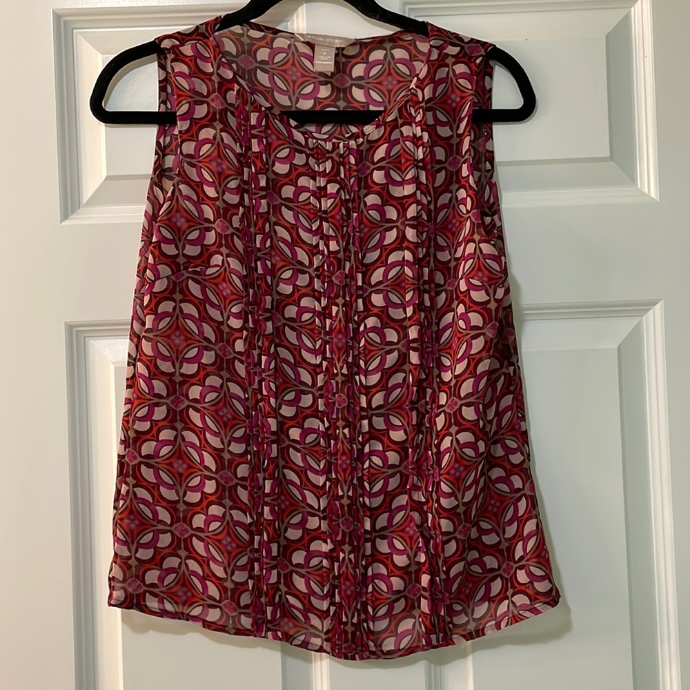 Banana Republic Sleeveless pin tuck top in warm neutral print size S petite